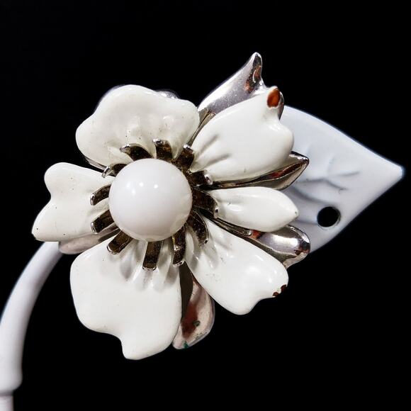 Sarah Coventry White Enamel Flower Earrings Silver Tone Clip On 1960s Vintage - Picture 4 of 10